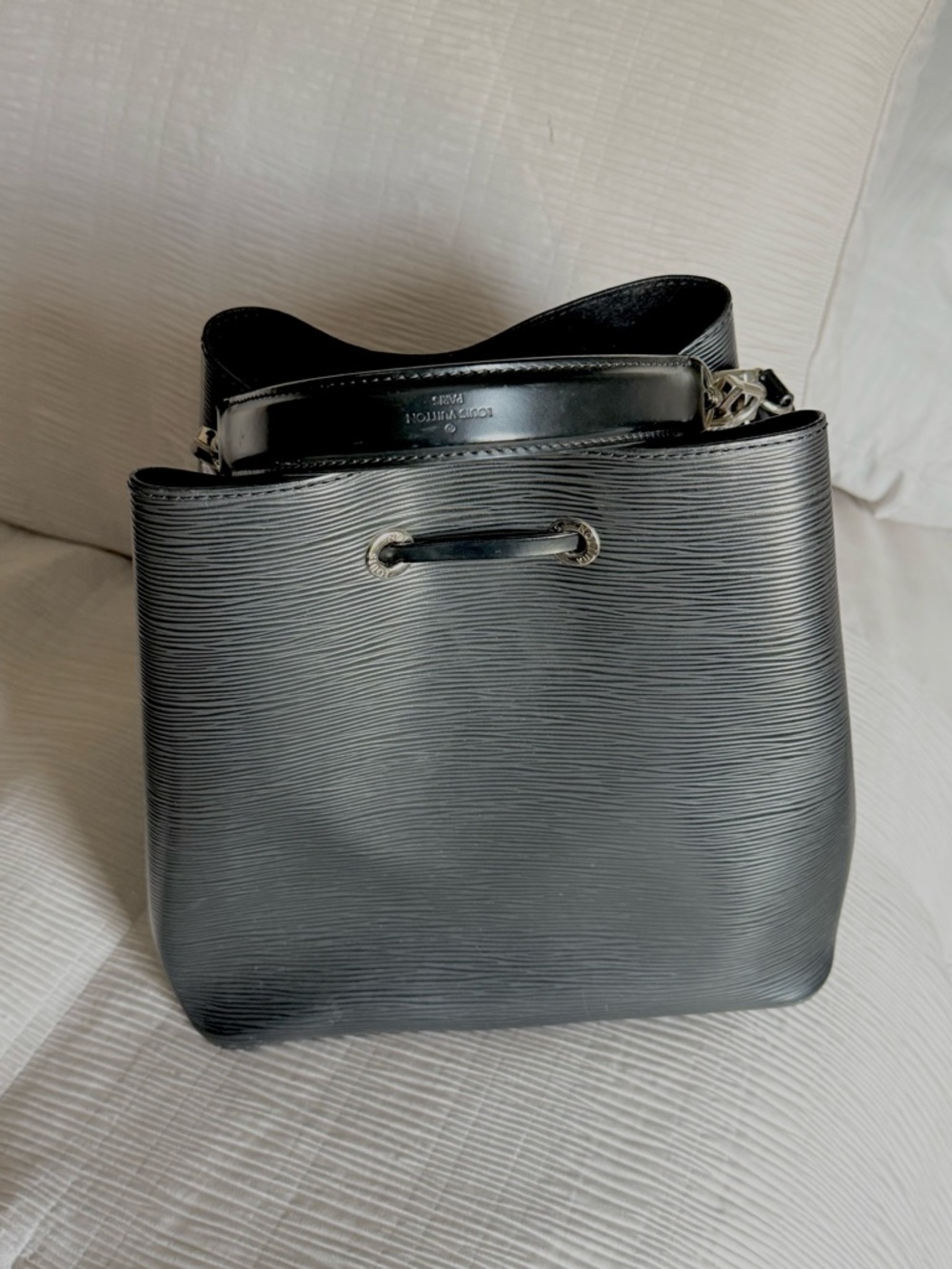 Louis Vuitton Black Epi Leather Drawstring Shoulder Bag - Picture 2 of 16